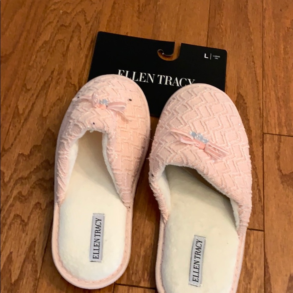 Beautiful soft pink women’s slippers size 9